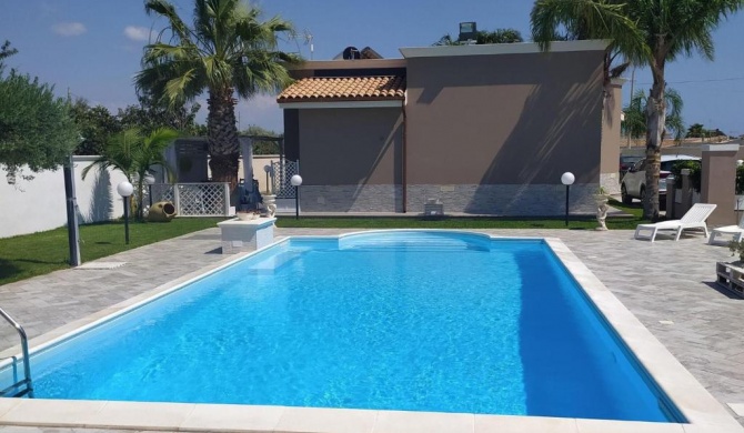 Air conditioned villa with swimming pool 900 meters from the sea