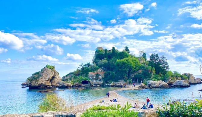 Paradisea Taormina with garden front sea