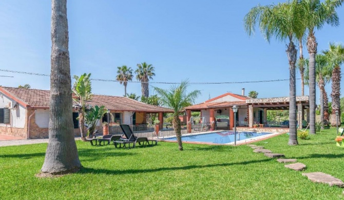 Villa con piscina vicino al mare