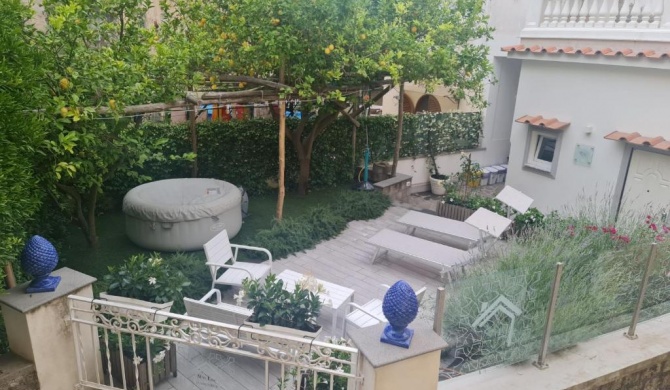 MARILISE - La maison bleue private hot tube, garden & terrace