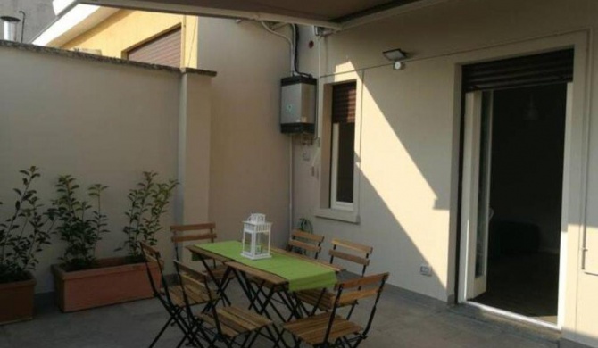 Appartamento con Grande Terrazzo in Via Lomellina