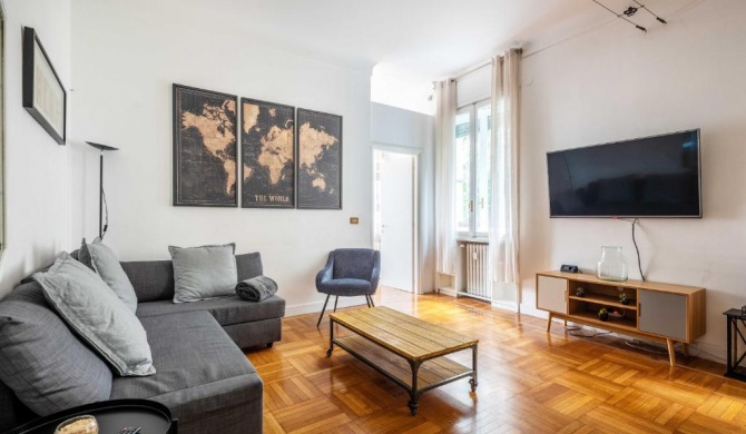 Exclusive 4 bedrooms apartment in Milan center