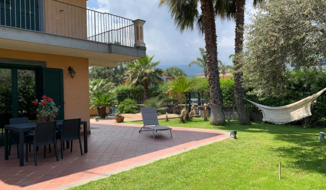 Etna, mare e verde (double room in villa)