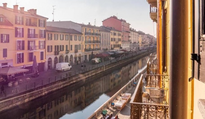 Romantic flat on Navigli river by Easylife