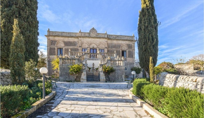 Beautiful home in Modica with WiFi, 6 Bedrooms and Outdoor swimming pool