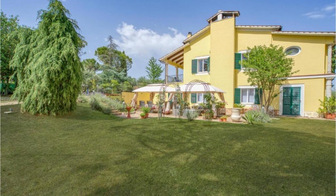 Amazing home in Mogliano with 6 Bedrooms, Private swimming pool and Outdoor swimming pool